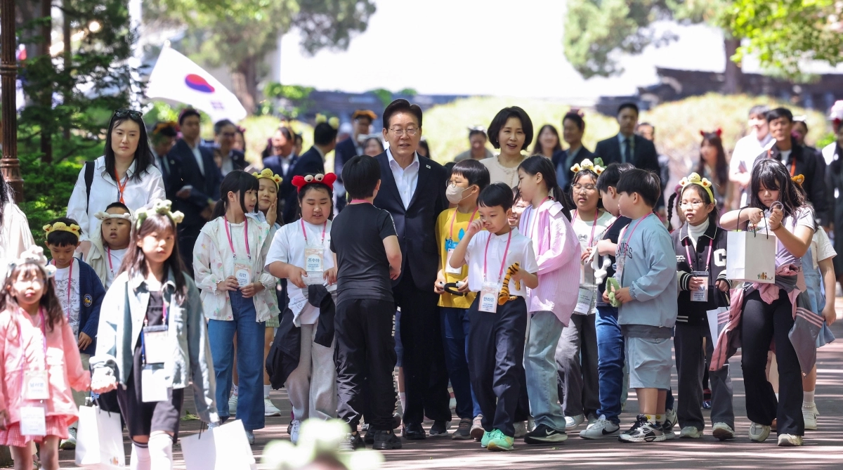 어린이들과 녹지원 향하는 이재명 대통령 부부