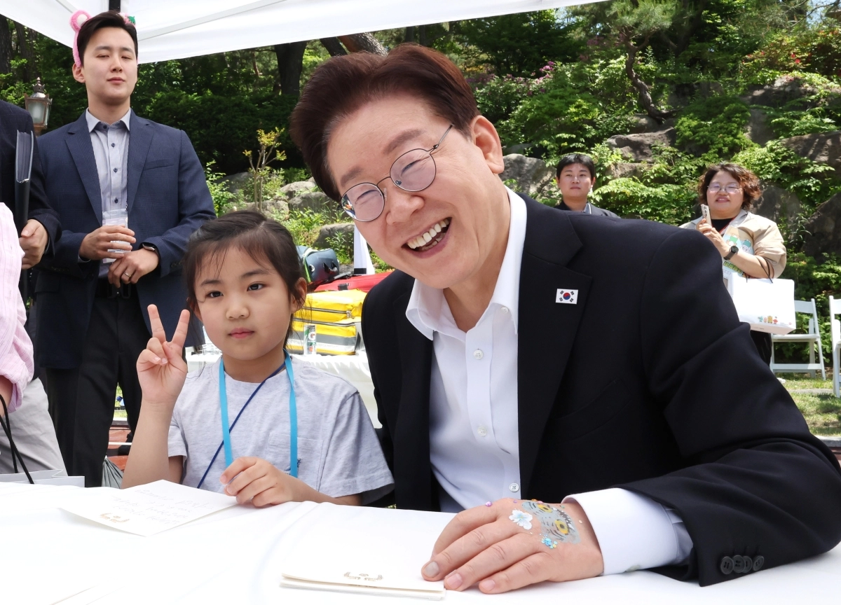 어린이와 함께 기념촬영하는 이재명 대통령