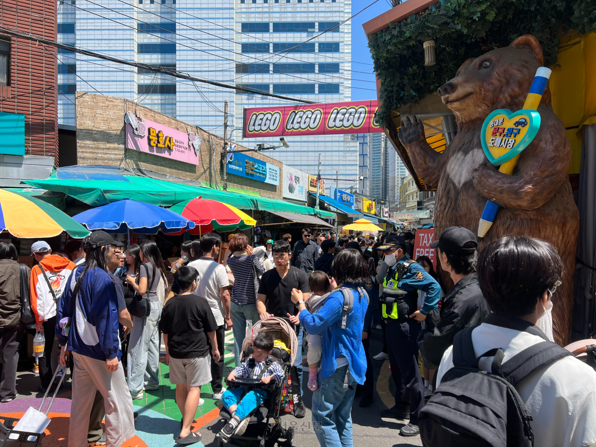 어린이날을 맞은 5일 오후 서울 종로구에 위치한 창신동 완구거리에 방문객들이 북적이고 있다. 이지 수습기자
