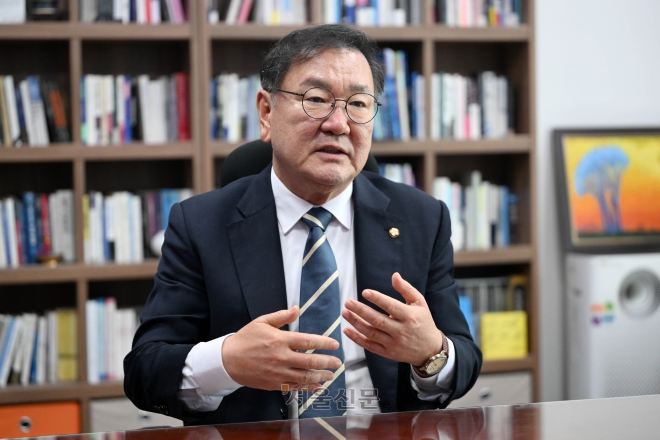 “민생엔 팔 걷어붙이고 정성으로 협치 이끌어 일 잘하는 의장 되겠다” [국회의장 후보 인터뷰]