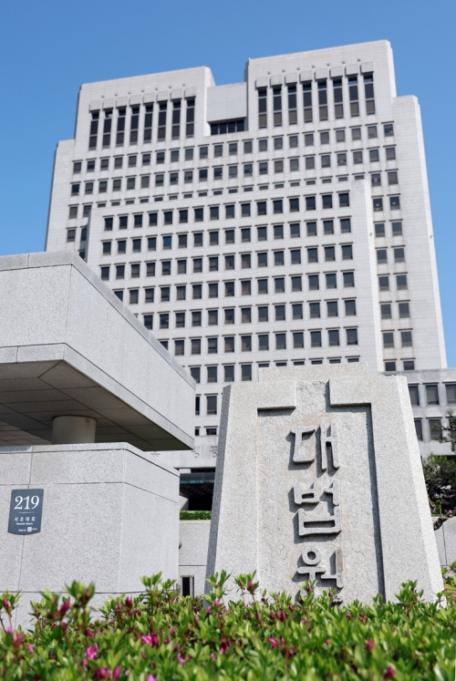 노태악 전 대법관 퇴임 후 후임 인선이 두 달째 교착 상태에 빠진 가운데, 9월 퇴임 예정인 이흥구 대법관의 후임 인선 절차 개시도 임박해 대법관 공백 사태 장기화 우려가 커지고 있다. 사진은 서울 서초동 대법원 전경. 서울신문DB