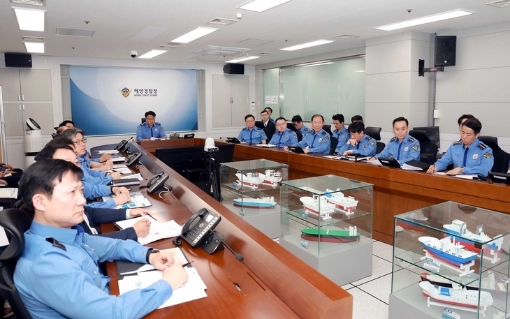 장인식 해양경찰청장 직무대행이 5일 호르무즈 해협 내 한국선박 사고 발생 관련 긴급 상황점검 회의를 주재하고 있다. 장 해경청장 직무대행은 주변국 수색구조본부(RCC)에 사고 상황 파악과 구조 협력을 강화할 것을 지시했다. 뉴시스