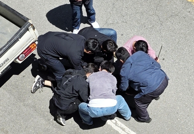5일 오전 광주 광산구 월계동 한 도로에서 살인 혐의 등을 받는 20대 피의자  A씨를 경찰이 긴급 체포하고 있다. A씨는 이날 오전 광산구 월계동 한 대학교 인근 도로에서 흉기를 찔러 여고생을 살해하고 또래 남고생에게도 흉기를 휘두른 혐의를 받고 있다. 2026.5.5 연합뉴스