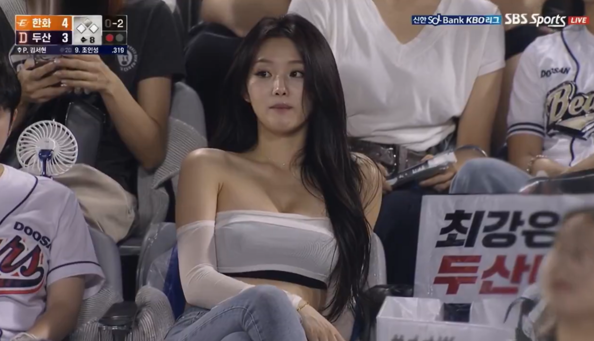 온라인에서 화제가 된 한 여성 관중 영상. 야구팬들이 화면 속 정보의 오류를 잡아내면서 해당 영상이 AI 생성물임이 드러났다. 엑스(X) 캡처