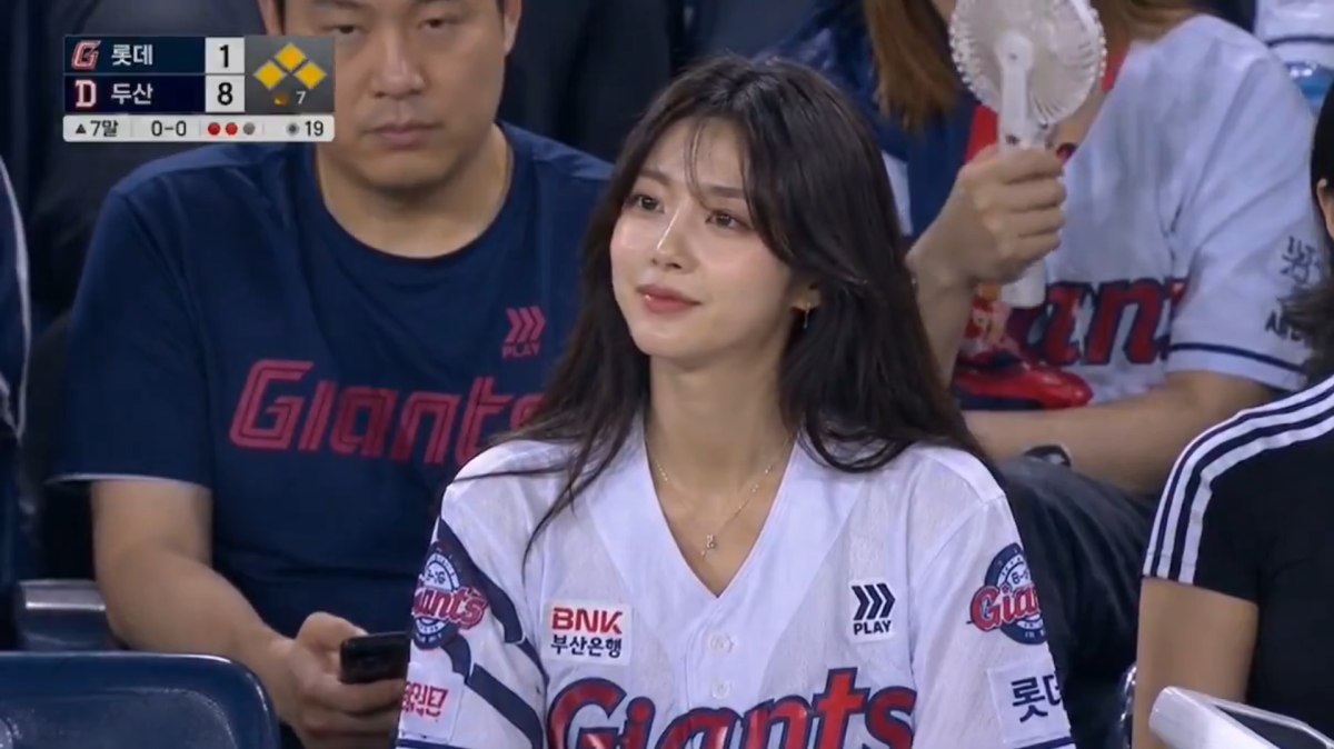 온라인에서 화제가 된 한 여성 관중 영상. 이 영상 역시 ‘▼7말’이라고 표시되어야 하는 7회말 상황을 ‘▲7말’이라고 나타나는 등의 오류가 발견돼 AI 영상으로 추정됐다. 엑스(X) 캡처