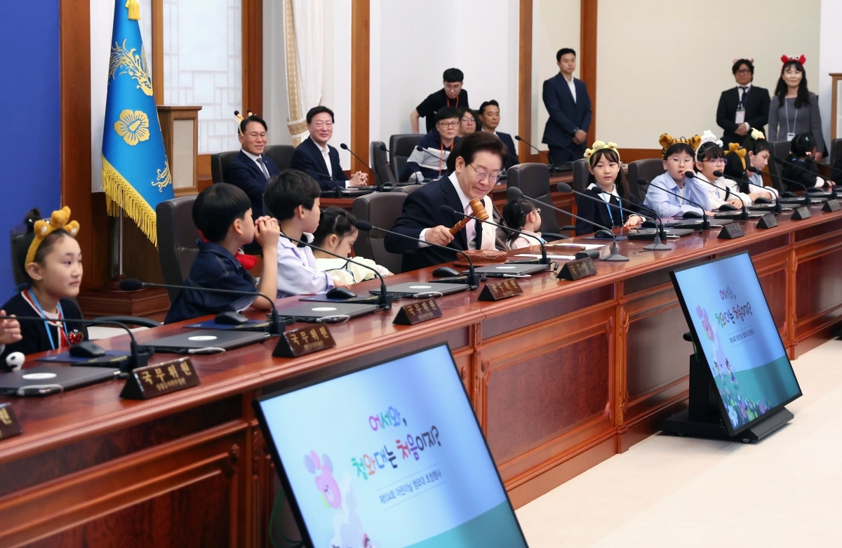 李, 오늘은 어린이 국무위원들과 함께