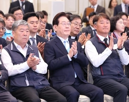 지난 1일 청와대에서 열린 노동절 기념식에서 이재명 대통령이 양대 노총 위원장 등과 함께 박수를 치고 있다. 연합뉴스
