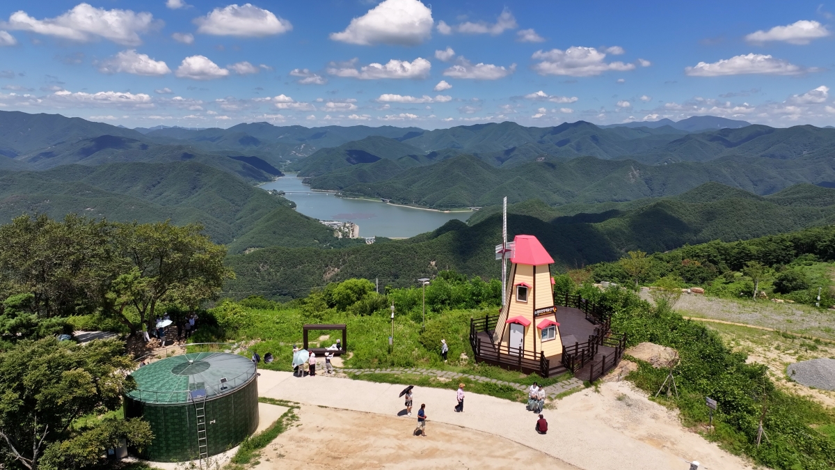 대구시 군위군 삼국유사면 화북4리 화산마을의 하늘전망대에서 바라본 풍경. 마을 너머로 군위호 전경이 펼쳐진다.  군위군 제공