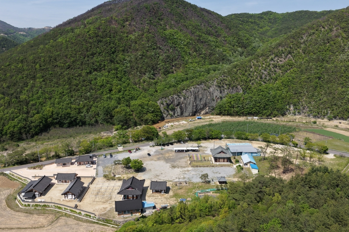 고려 충렬왕 때 국사(國師)인 일연 스님이 ‘삼국유사’를 완성한 삼국유사면의 인각사 전경. 맞은편에는 학들이 벼랑에 둥지를 틀고 살았다고 해서 이름 붙여진 ‘학소대’가 있다.  군위군 제공