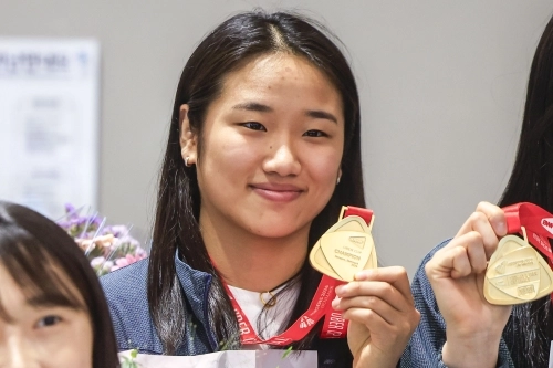 2026 세계여자단체배드민턴선수권대회(우버컵)를 마치고 5일 귀국한 안세영이 인천국제공항 입국장에서 금메달을 들어 보이고 있다. 뉴시스
