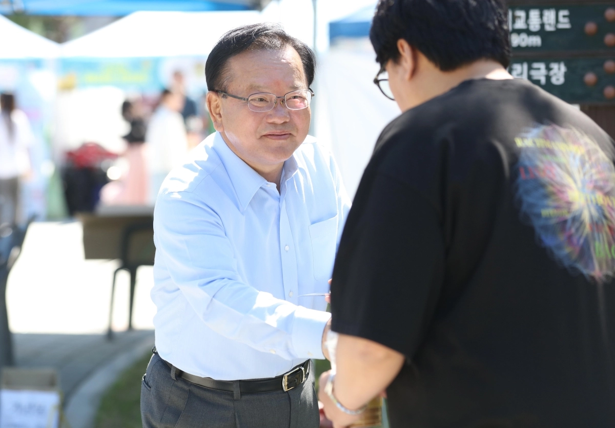 시민들과 인사하는 김부겸