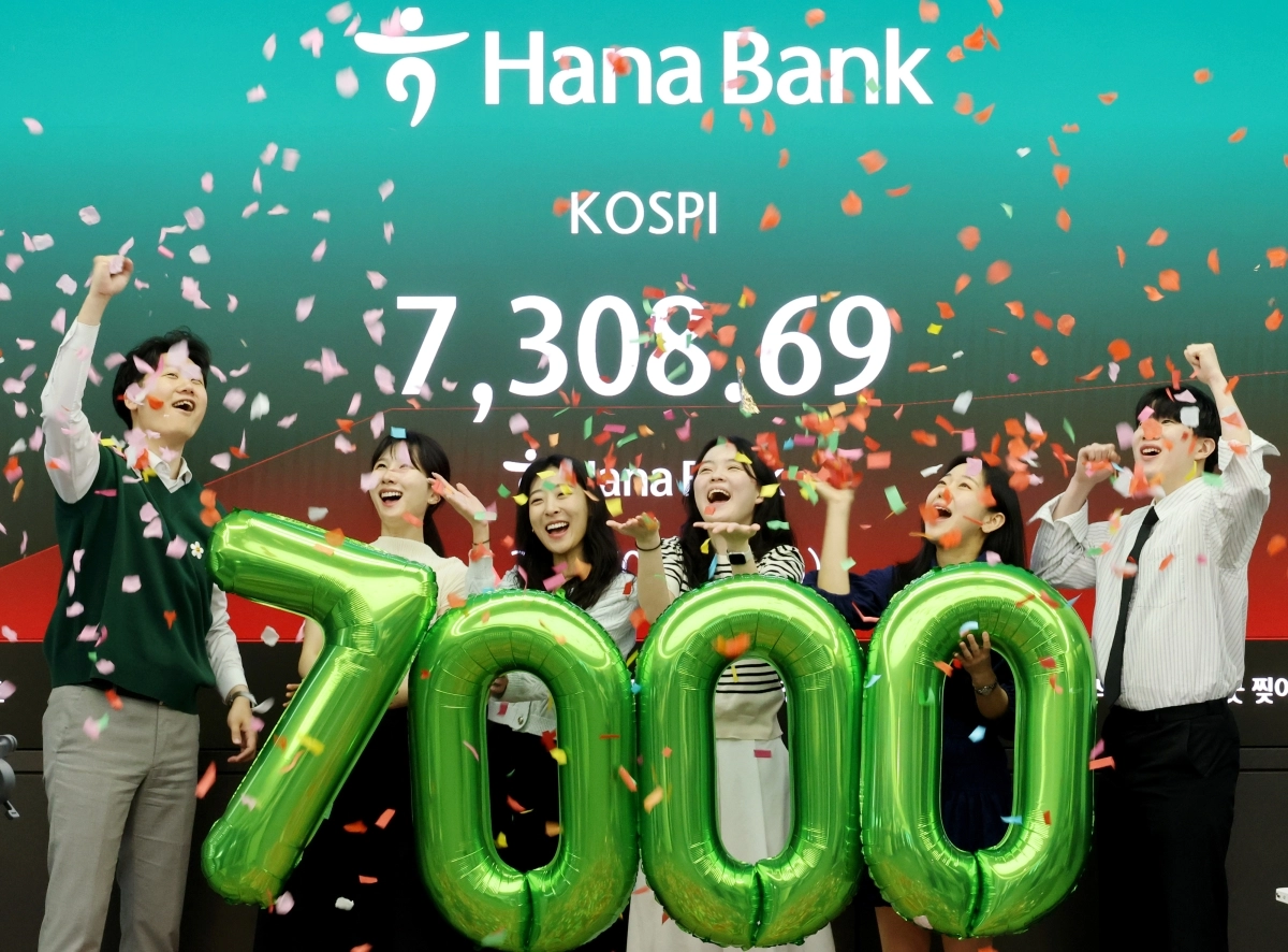 코스피가 7천을 돌파한 6일 서울 중구 하나은행 본점 딜링룸에서 직원들이 축하 세리머니를 하고 있다. 2026.5.6
