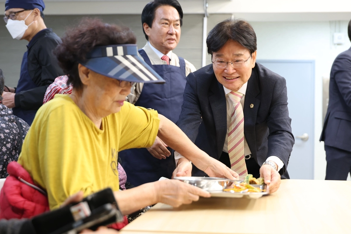 어르신들에게 식사 배식 봉사를 하는 김용일 의원. 서울시의회 제공