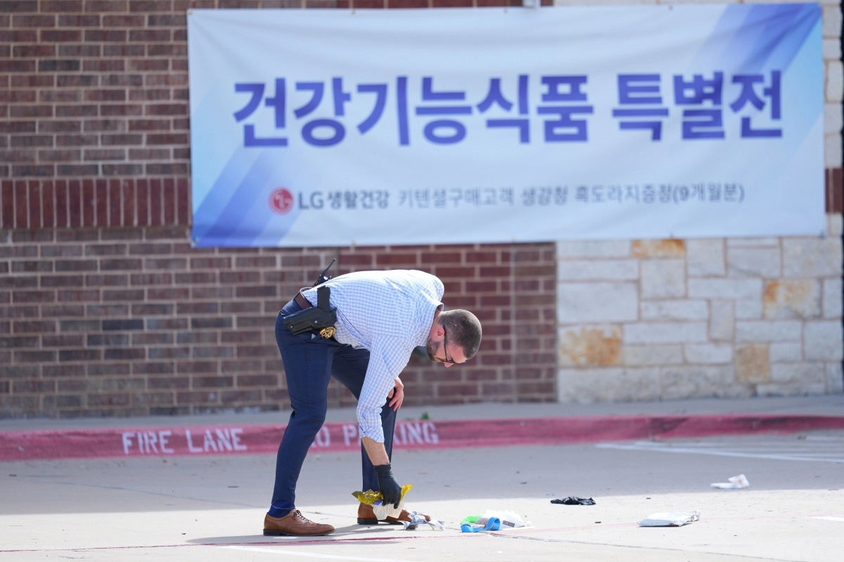 5일(현지시간) 미국 텍사스주 댈러스 북부에 위치한 캐럴턴 K타운 플라자에서 발생한 총격 사건 현장에 경찰이 출동해 있다. 이날 캐럴턴 한인타운에서 잇따라 발생한 2건의 총격 사건으로 2명이 숨지고 3명이 다쳤다. 현지 경찰은 69세 남성 한모씨를 용의자로 체포했다. 2026.5.6 캐럴턴 AP 연합뉴스