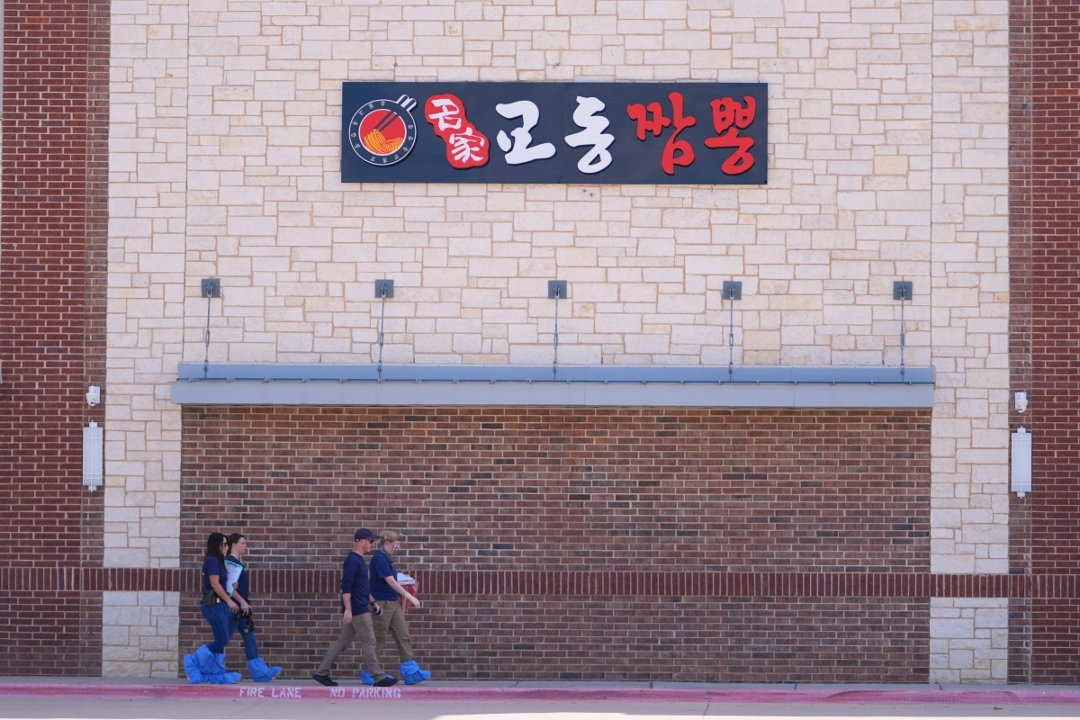 5일(현지시간) 미국 텍사스주 댈러스 북부에 위치한 캐럴턴 K타운 플라자에서 발생한 총격 사건 현장에 경찰이 출동해 있다. 이날 캐럴턴 한인타운에서 잇따라 발생한 2건의 총격 사건으로 2명이 숨지고 3명이 다쳤다. 현지 경찰은 69세 남성 한모씨를 용의자로 체포했다. 2026.5.6 캐럴턴 AP 연합뉴스