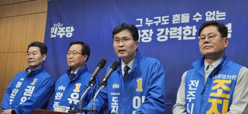 더불어민주당 소속 전북 지역 단체장 예비후보들이 6일 오전 전북도의회 브리핑룸에서‘동학농민혁명의 세계화’를 위한 전략을 공개했다. 설정욱 기자