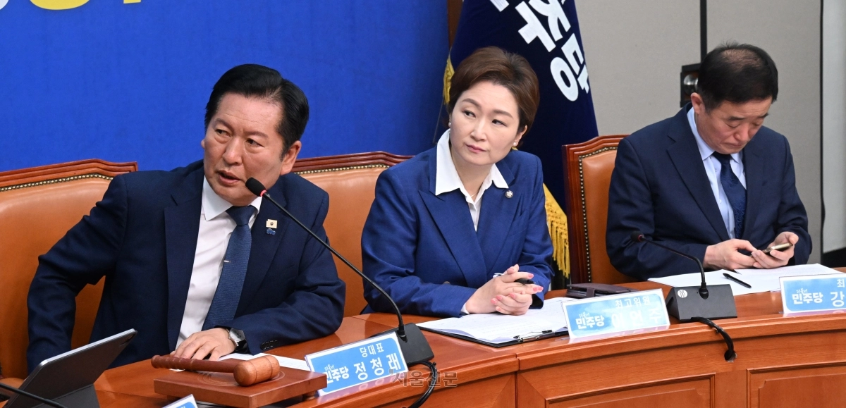 정청래 더불어민주당 대표를 비롯한 지도부가 6일 국회에서 열린 최고위원회의에서 코스피 지수를 확인하고 있다. 2026.5.6 안주영 전문기자