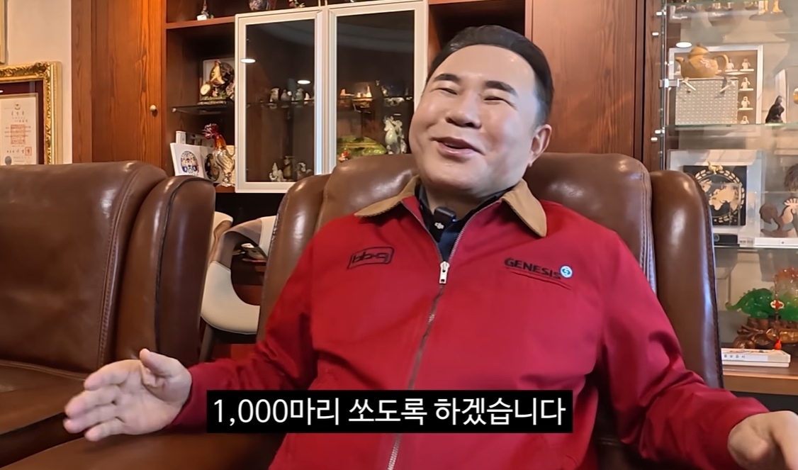유튜버 김선태가 지난 3월 27일 공개한 ‘비비큐 홍보’ 영상을 통해 윤홍근 BBQ 대표로부터 충주 지역 고3 학생들에게 치킨 1000마리 기부를 이끌어냈다. 자료 : 유튜브 ‘김선태’