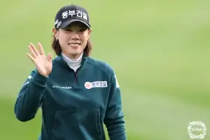 thumbnail - KLPGA 장타 4위 달리는 ‘하율이 엄마’ 박주영 “마흔까지 거뜬, 우승하고 둘째 낳는 