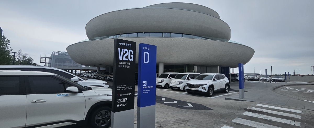 제주도가 전기차를 ‘움직이는 에너지 자원’으로 활용하는 V2G 시범사업을 통해 분산에너지 기반의 새로운 전력 활용 모델 구축에 박차를 가하고 있다. 사진은 제주 공항 인근 쏘카 터미널 전경. 제주 강동삼 기자
