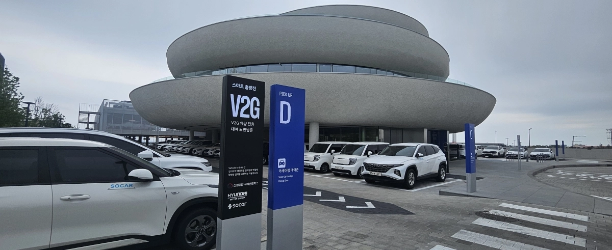 제주도가 전기차를 ‘움직이는 에너지 자원’으로 활용하는 V2G 시범사업을 통해 분산에너지 기반의 새로운 전력 활용 모델 구축에 박차를 가하고 있다. 사진은 제주 공항 인근 쏘카 터미널 전경. 제주 강동삼 기자
