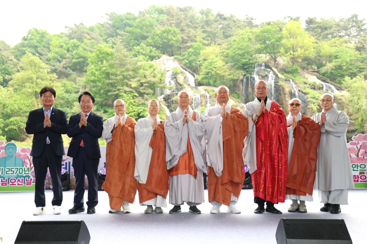 지난 2일 서대문구 조계종 연합 봉축음악회에 참석한 김용일 의원(왼쪽에서 첫 번째). 서울시의회 제공