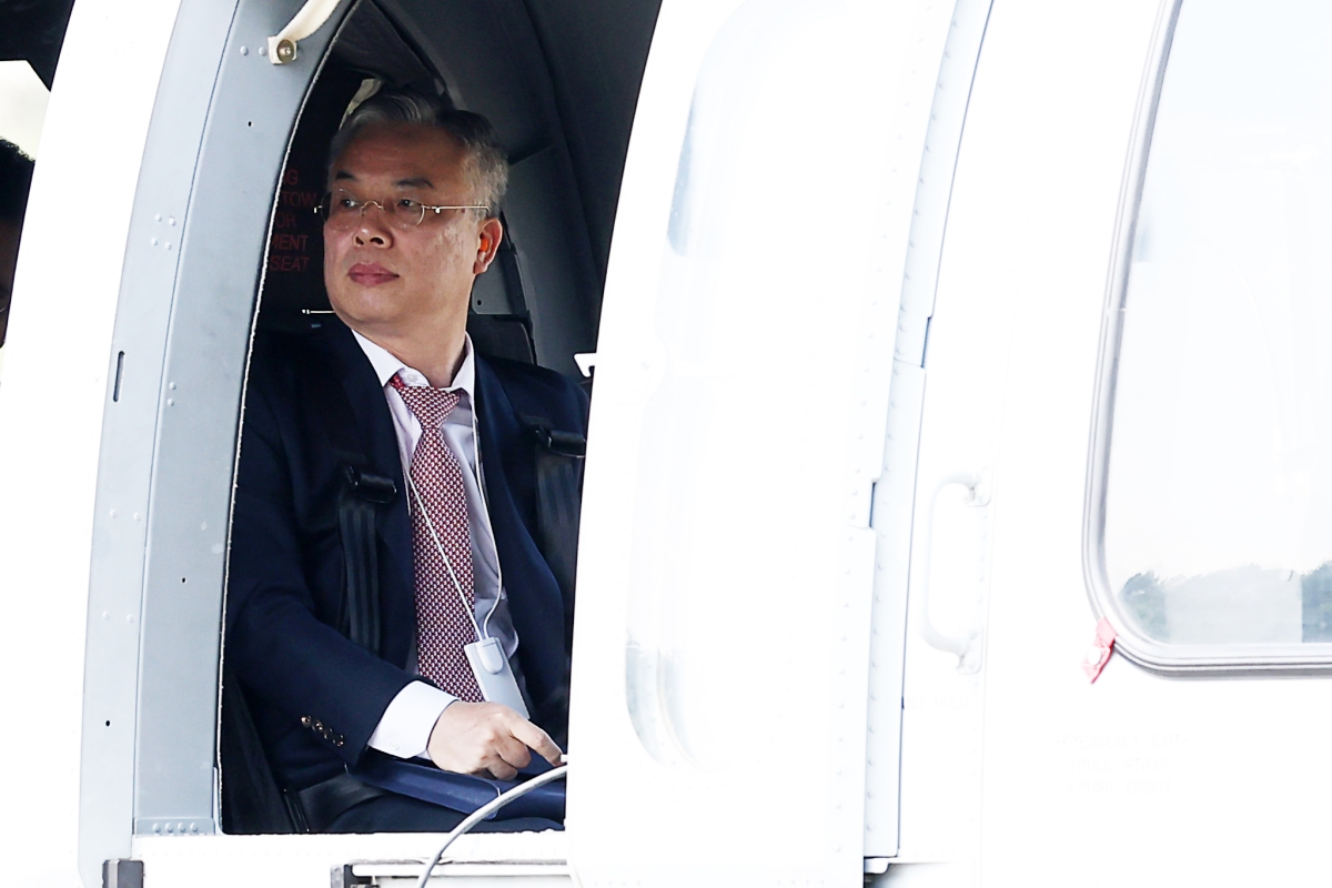 2차 종합특검의 권창영 특별검사가 6일 정부과천청사 인근에서 연평도 현장 검증을 하기 위해 헬기에 탑승해 있다. 연합뉴스
