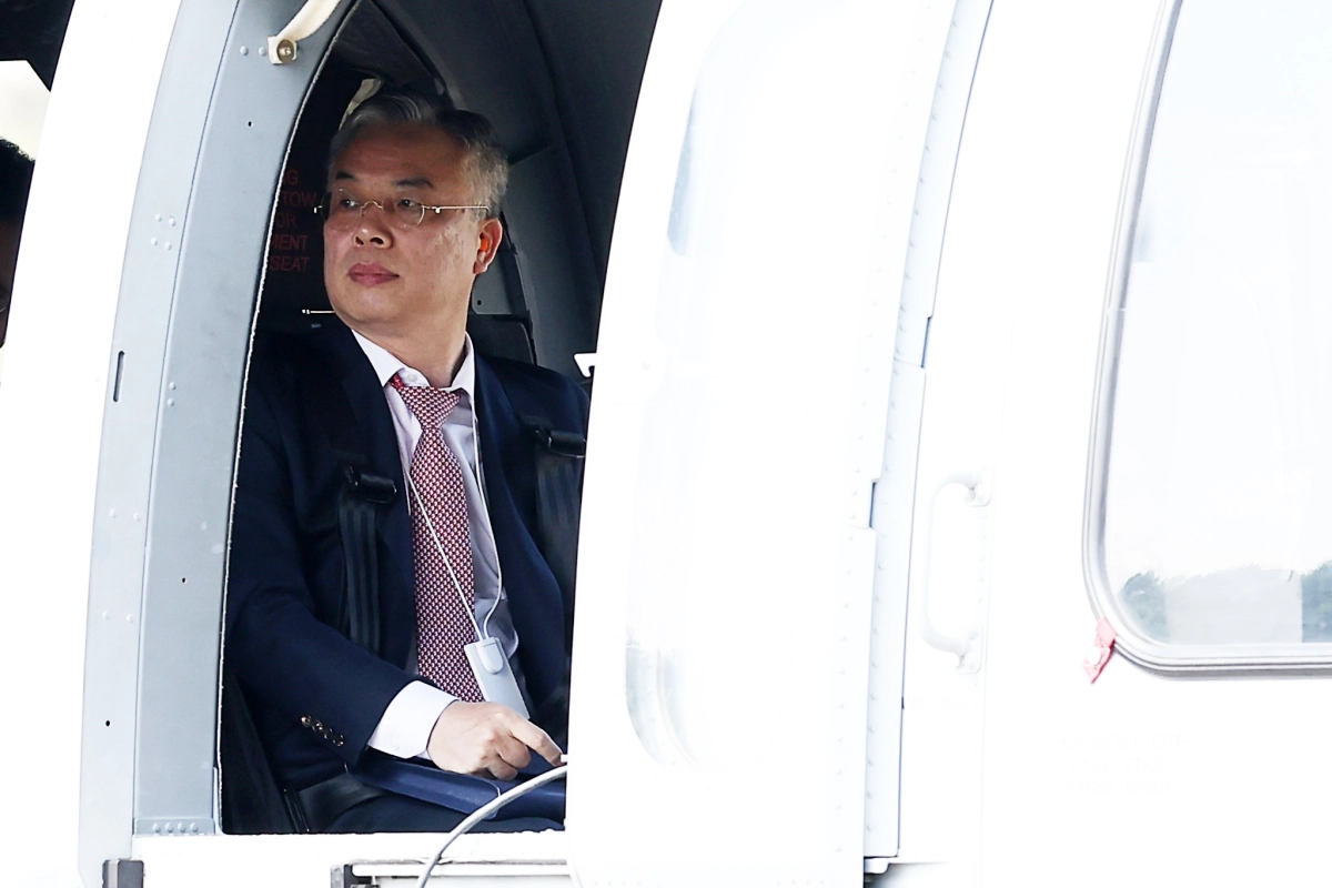 2차 종합특검의 권창영 특별검사가 6일 정부과천청사 인근에서 연평도 현장 검증을 하기 위해 헬기에 탑승해 있다. 연합뉴스