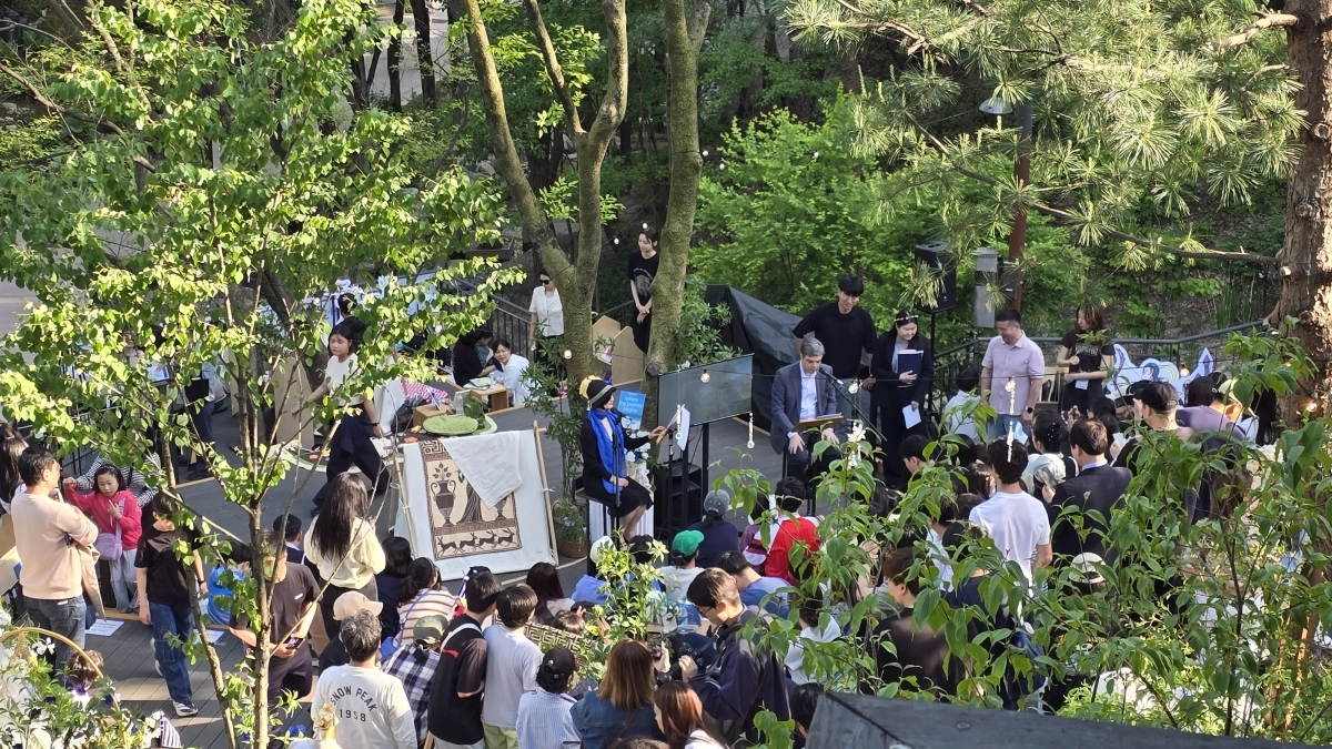 지난달 26일 서울 성북구 오동근린공원 물빛정원 일대에서 열린 ‘책이 있어 가장 행복한 숲’ 메인 행사에서 이중언어 스토리텔링 프로그램 등이 진행되고 있다. 성북구 제공