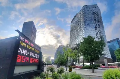 “갈아엎어라!” 한화, 승리요정 늑구 약발 끝? ‘꼴찌 경쟁’ 돌입…팬들은 본사 앞 트럭 시위