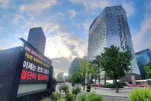“갈아엎어라!” 한화, 승리요정 늑구 약발 끝? ‘꼴찌 경쟁’ 돌입…팬들은 본사 앞 트럭 시위