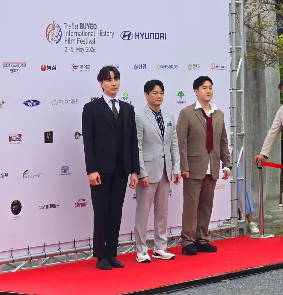 ‘제1회 부여국제히스토리영화제 개막식’ 레드카펫 (왼쪽부터 배우 유재상, 감독 이용희, 배우 김명성). 골든빅스타 제공