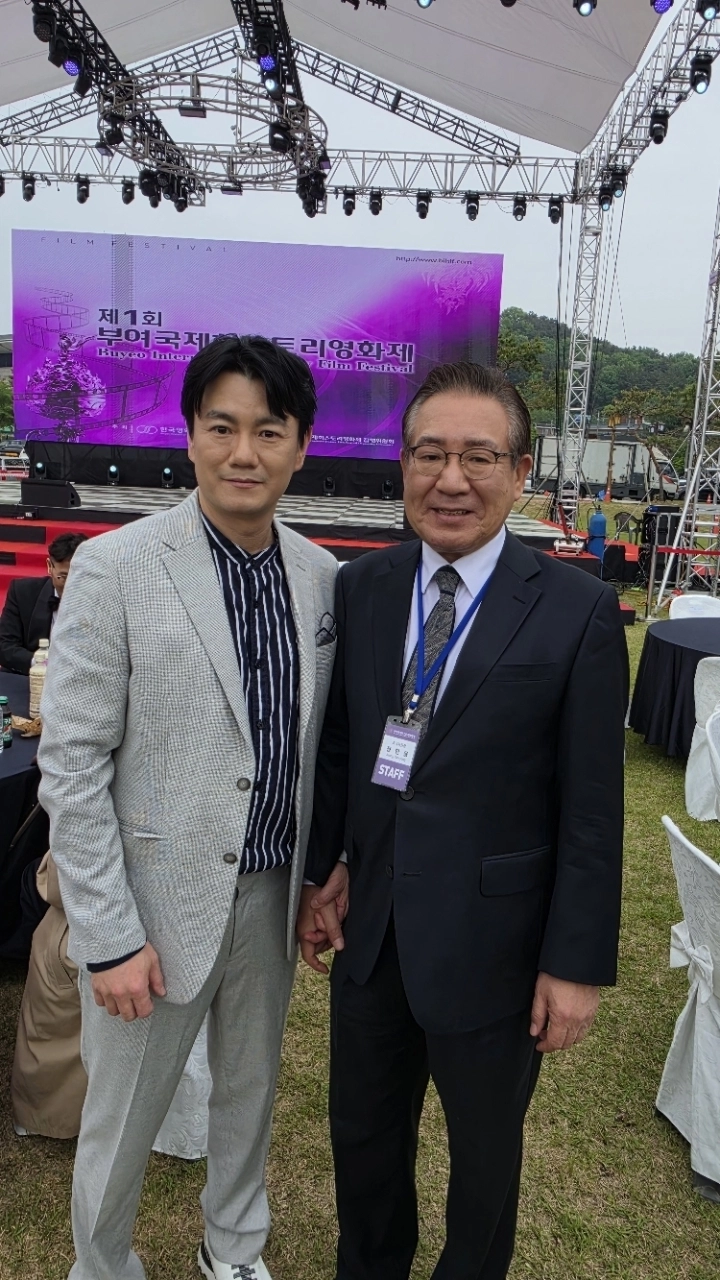 제1회 부여국제히스토리영화제’ 개막식(왼쪽부터 감독 이용희, 조직위원장 정한용). 골든빅스타 제공