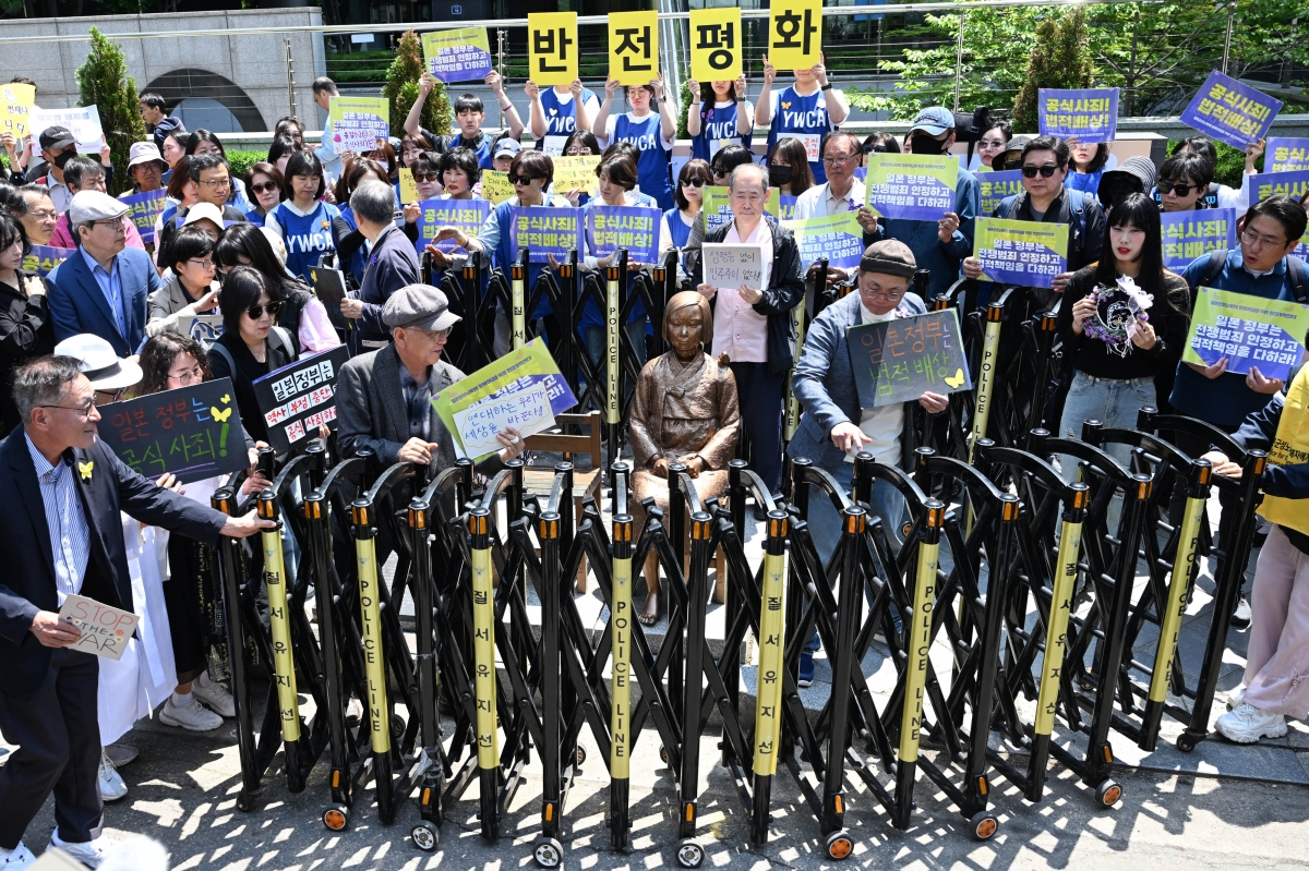 서울 종로구 옛 주한 일본대사관 인근에서 6일 열린 ‘일본군 성노예제 문제해결을 위한 정기 수요시위’에서 참가자들이 ‘평화의 소녀상’을 두른 경찰 바리케이드를 밀어내고 있다. 홍윤기 기자