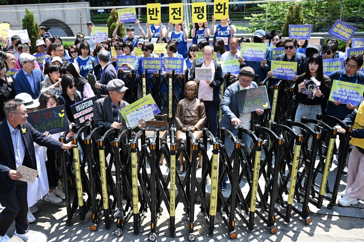 정의기억연대(정의연)가 6일 서울 종로구 옛 주한 일본대사관 인근에서 열린 제1751차 일본군 성노예제 문제 해결을 위한 정기 수요시위에서 소녀상 주변 바리케이드를 철거하고 있다. 2026.5.6 홍윤기 기자
