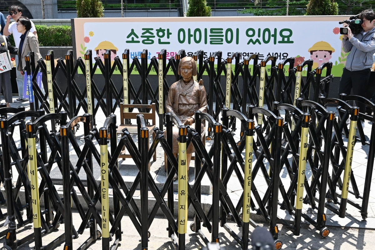 정의기억연대(정의연)가 6일 서울 종로구 옛 주한 일본대사관 인근에서 열린 제1751차 일본군 성노예제 문제 해결을 위한 정기 수요시위에서 소녀상 주변 바리케이드 철거 퍼포먼스를 준비하고 있다. 2026.5.6 홍윤기 기자