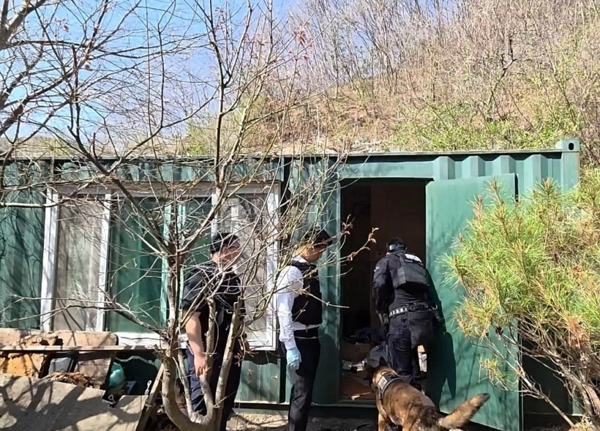강원경찰청은 사제 총기와 석궁을 제작한 50대를 검거했다. 사진은 경찰이 총기, 석궁을 찾기 위해 수색하는 모습. 강원경찰청 제공