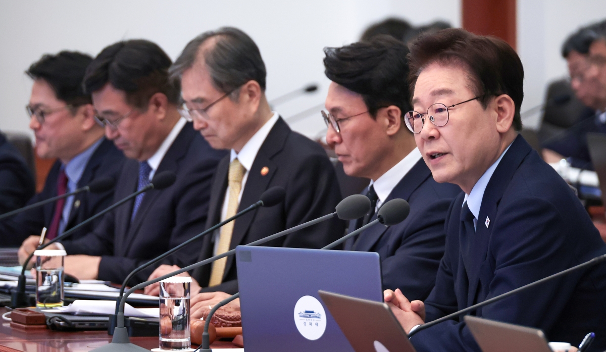 이재명 대통령이 6일 청와대에서 국무회의 겸 비상경제점검회의를 주재하고 있다. 연합뉴스