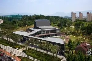 “강동아트센터 잔디마당에서 인생 결혼식 올리세요”
