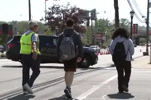 “위험해!” 아이들 대신 차에 치인 할머니…교통안전지도원 사망에 美 ‘애도 물결’