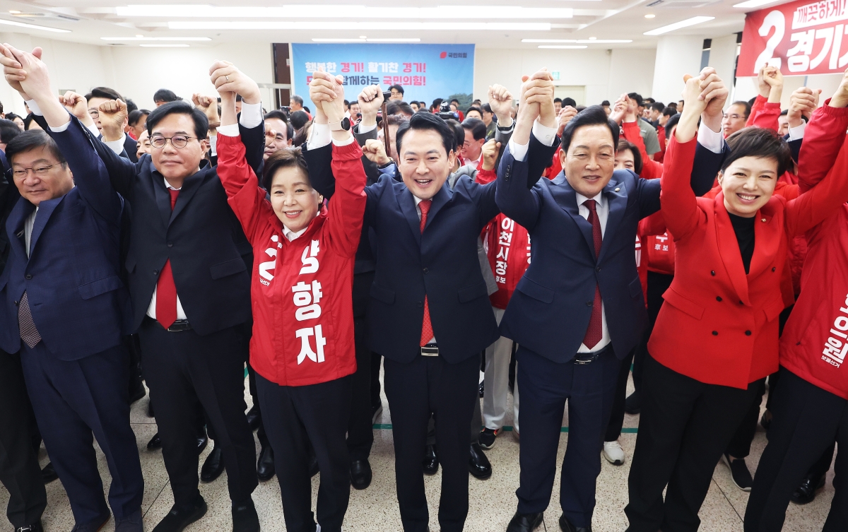 6일 경기도 수원시 장안구 국민의힘 경기도당에서 열린 ‘제9회 전국동시지방선거 경기도당 필승 결의대회’에서 장동혁 대표가 송언석 원내대표, 양향자 경기도지사 후보 등 참석자들과 손을 맞잡고 높이 들고 있다. 왼쪽부터 정점식 정책위의장, 송 원내대표, 양 후보, 장 대표, 김선교 경기도당위원장, 김은혜 의원. 연합뉴스