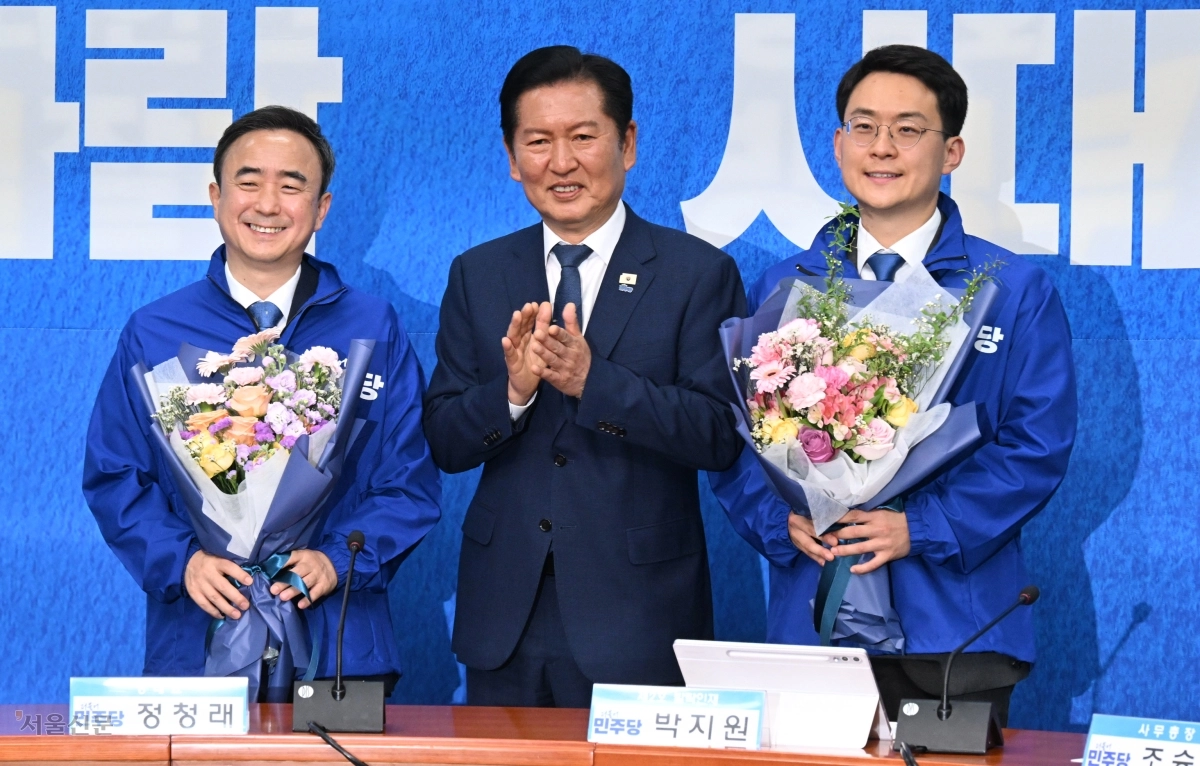 정청래(가운데) 더불어민주당 대표가 6일 국회에서 열린 발탁인재 환영식에서 각각 전북 군산·김제·부안을과 광주 광산을 보궐선거에 출마하는 박지원(오른쪽) 민주당 최고위원, 임문영 전 국가인공지능전략위원회 부위원장과 함께 기념촬영을 하고 있다. 안주영 전문기자