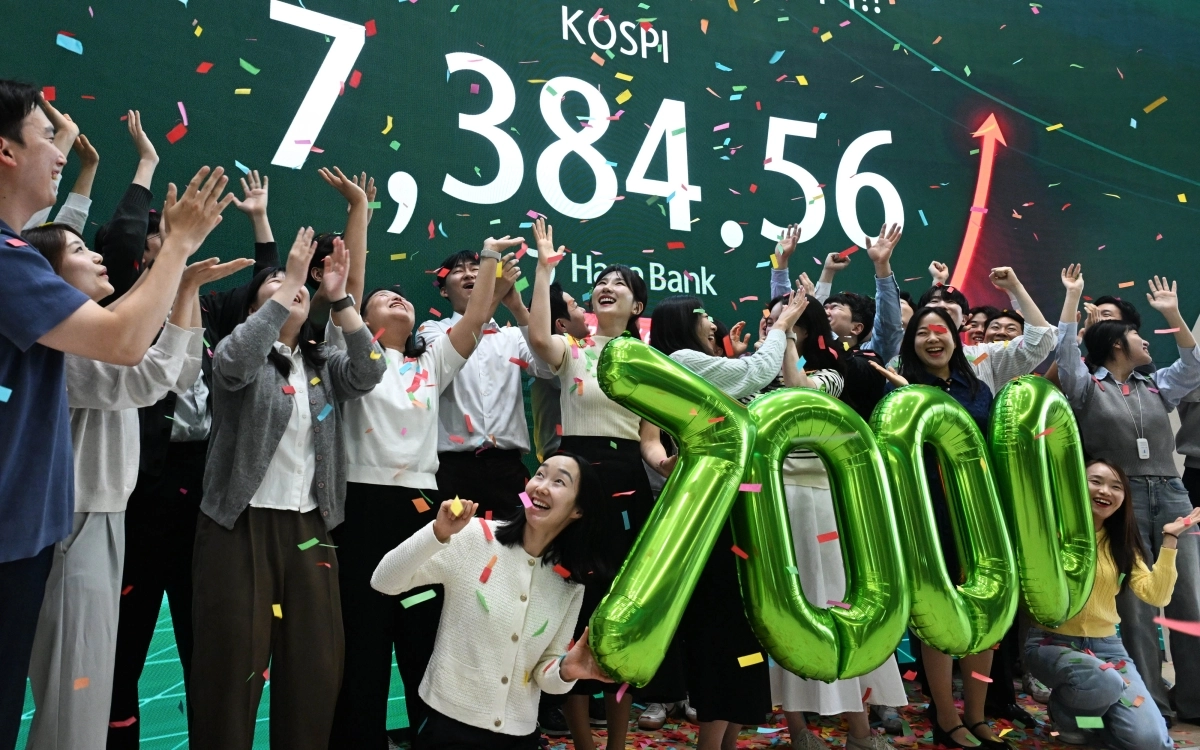 코스피가 사상 처음으로 종가 기준 7,000선을 돌파하며 장을 마친 6일 오후 서울 중구 하나은행 딜링룸에서 딜러들이 축하 세리머니를 하고 있다. 이날 코스피는 전장보다 447.57p(6.45%) 오른 7,384.56으로 마감하며 종가 기준 역대 최고치를 경신했다. 2026.5.6 홍윤기 기자