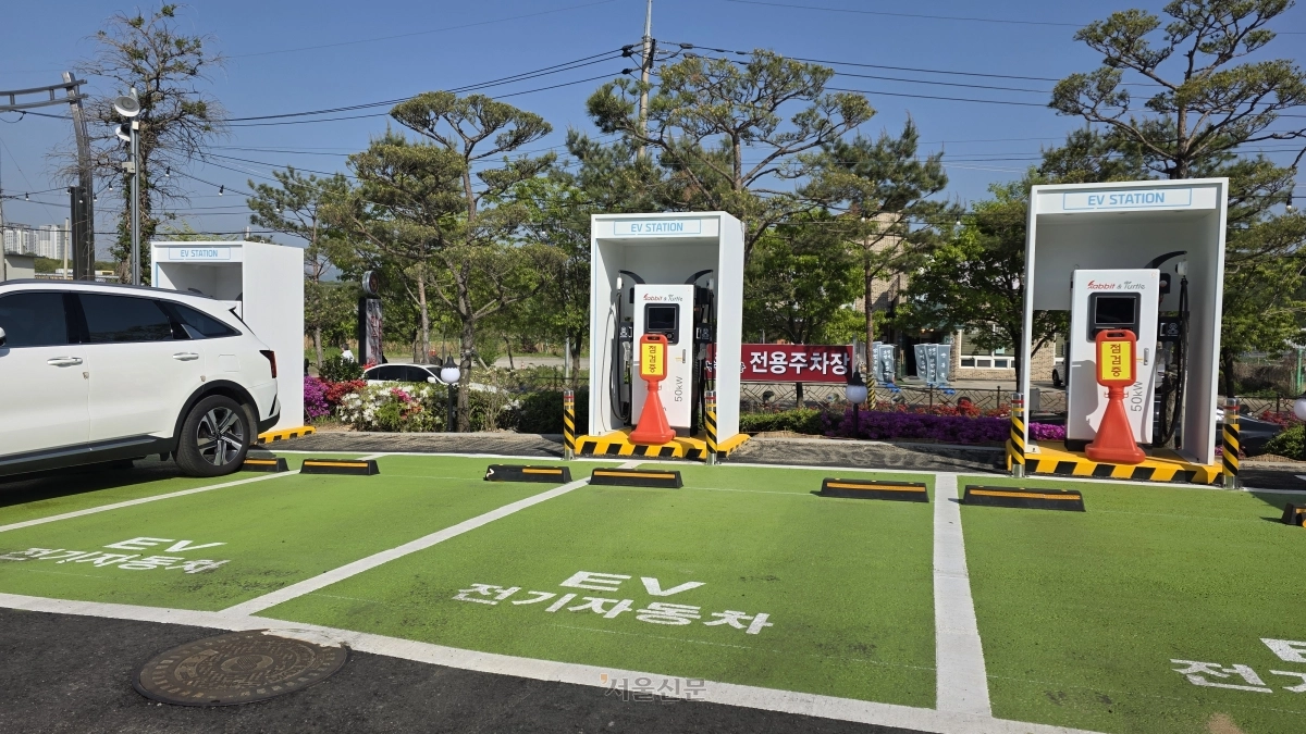 경기 고양시 덕양구 성사동의 한 대형 고깃집이 그린벨트 내 전기 충전 시설을 설치한 뒤 일반 주차장으로 편법 사용하고 있다. 사진은 점검중 표지판이 놓인 충전기의 모습.