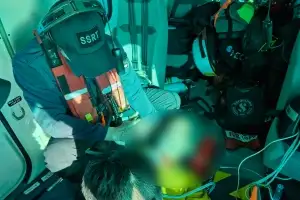 [속보] 바다 위 SOS… 호흡곤란 미얀마 국적 선원 2명 해경 헬기로 이송