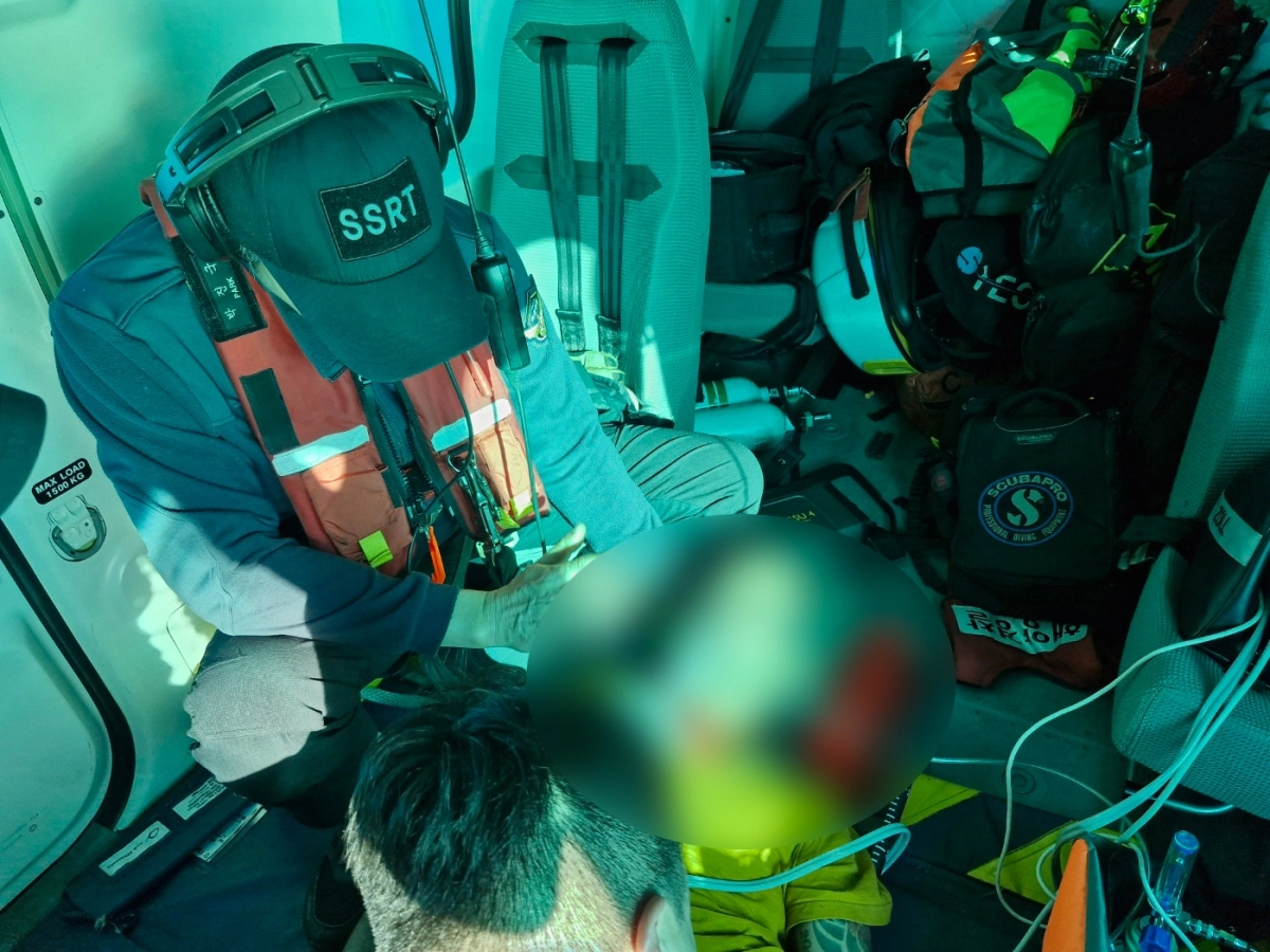 제주지방해양경찰청은 6일 낮 서귀포항 남동쪽 124㎞ 해상에서 선박 작업을 하던 미얀마 국적 선원 2명이 호흡곤란을 호소해 헬기를 투입해 제주 시내 병원으로 긴급 이송했다. 제주지방해양경찰청 제공