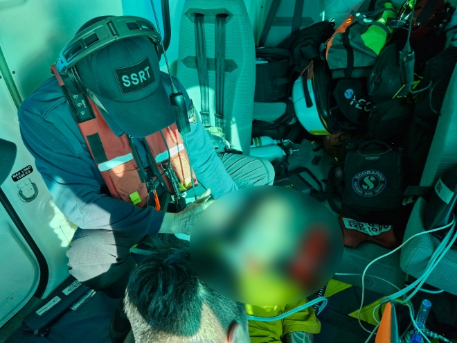 [속보] 바다 위 SOS… 호흡곤란 미얀마 국적 선원 2명 해경 헬기로 이송