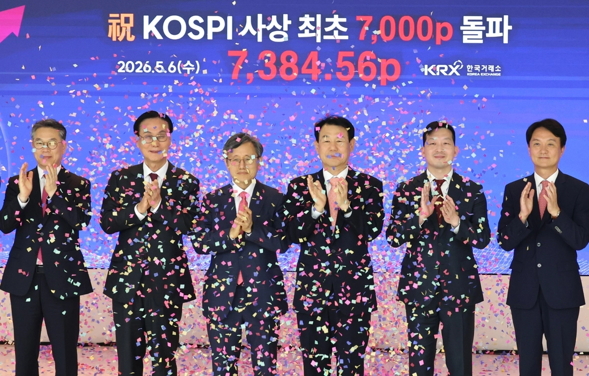 정은보 한국거래소 이사장을 비롯한 참석자들이 6일 부산 남구 한국거래소 부산본사(BIFC) 51층 홍보관에서 코스피 7000포인트 돌파 기념 세리머니를 펼치고 있다. 2026.5.6  연합뉴스