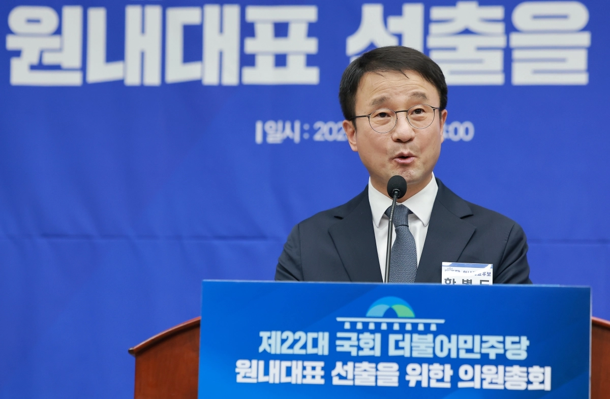 더불어민주당 원내대표 선거에 단독 입후보한 한병도 의원이 6일 국회에서 열린 원내대표 선출 의원총회에 참석해 정견발표를 하고 있다. 연합뉴스