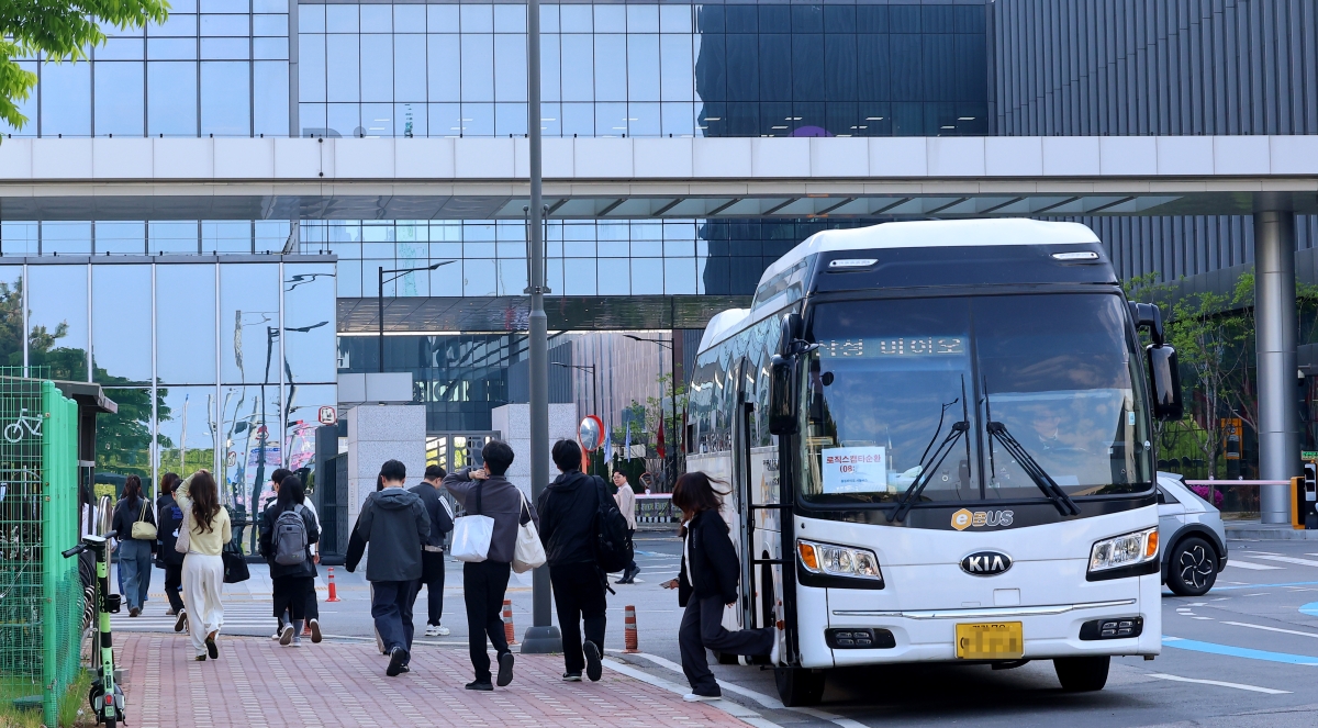 6일 오전 인천 연수구 삼성바이오로직스 공장에 직원들이 출근하고 있다. 삼성바이오로직스 노조는 지난 1∼5일 진행한 전면 파업을 마무리하고 이날 현장에 복귀했다.